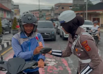 Polantas Menyapa, Satlantas Polresta Jambi Bagikan Bunga dan Coklat ke Pengendara Peringatan Hari Guru 2025