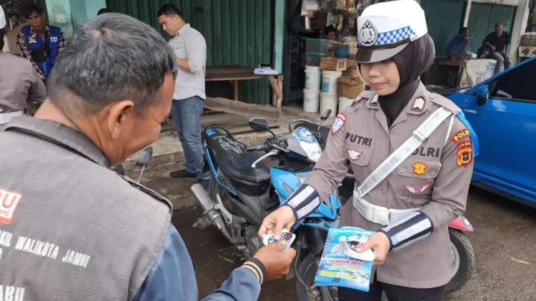 Tingkatan Kendaraan Tertib Berlalu Lintas, Satgas Preemtif Ops Zebra 2025 Sasar Komunitas Ojek di Pasar Angso Duo
