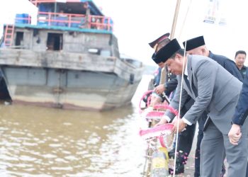 Pemkab Tanjabbar Gelar Upacara Pelarungan Bunga Peringati Hari Pahlawan ke-80