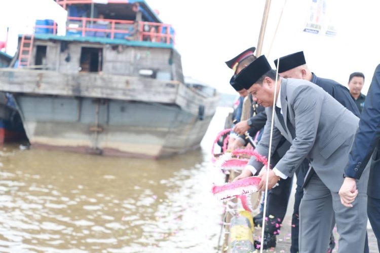 Pemkab Tanjabbar Gelar Upacara Pelarungan Bunga Peringati Hari Pahlawan ke-80