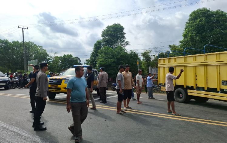 Respon Cepat, Pamapta Polres Tebo Bantu Evakuasi Korban Laka di Jl. Muara Bungo – Jambi, Bedaro Rampak, Kec. Tebo Tengah