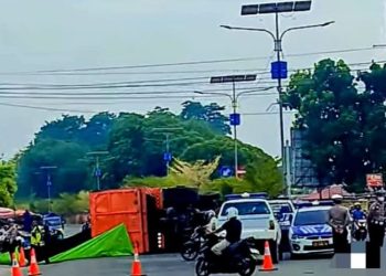 Truk Batu Bara Tabrak Tiang Lampu Merah di Simpang 4 PU Muara Bungo, Diduga Sopir Mengantuk
