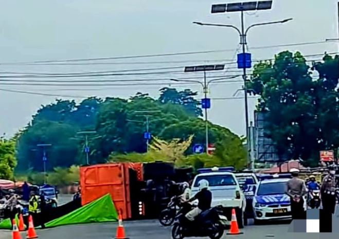 Truk Batu Bara Tabrak Tiang Lampu Merah di Simpang 4 PU Muara Bungo, Diduga Sopir Mengantuk