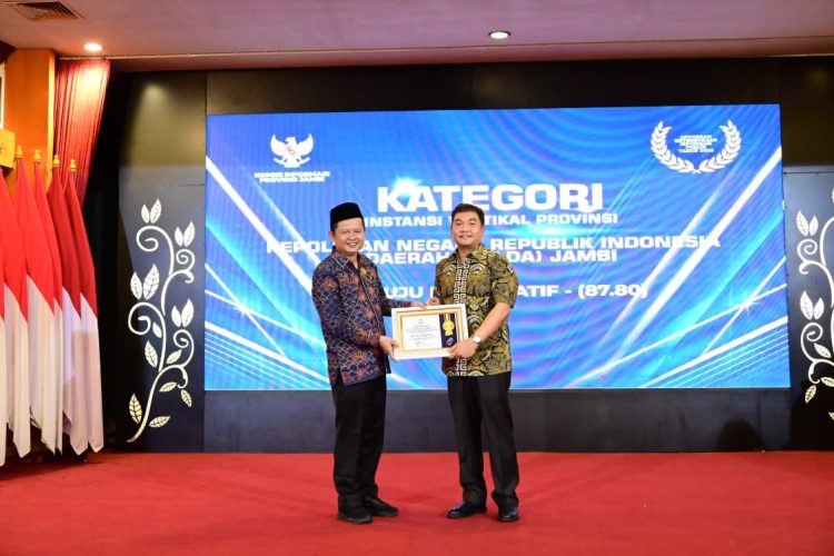 Polda Jambi menerima penghargaan hasil Monev Keterbukaan Informasi Publik 2025