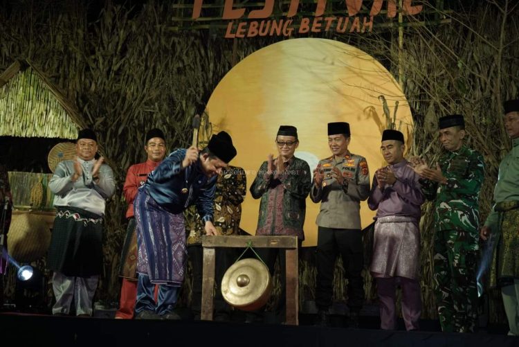 Bupati Muaro Jambi Dr. Bambang Bayu Suseno, SP, MM, M.Si Secara Resmi Membuka Gelaran Festival Lebung Betuah Tahun 2025