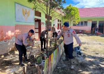 Personel Kompi 3 Batalyon B Pelopor Satuan Brimob Polda Jambi Bersihkan SDN 109/III Lubuk Suli Pasca Banjir