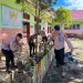 Personel Kompi 3 Batalyon B Pelopor Satuan Brimob Polda Jambi Bersihkan SDN 109/III Lubuk Suli Pasca Banjir
