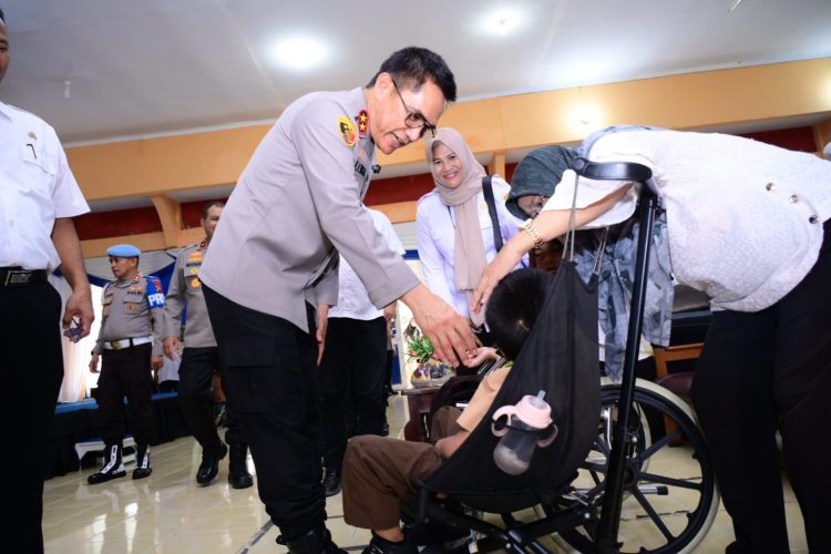 Kunjungi Sekolah Luar Biasa Peringatan Hari Disabilitas, Kapolda Jambi : Mereka Anak-anak Hebat