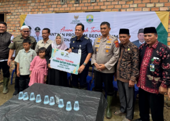 Kapolres Bersama Bupati Muaro Jambi Serahkan Bantuan Program Bedah Rumah Baznas 2025 di Desa Sakean