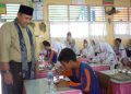 Tinjau Makan Bergizi Gratis, Bupati M. Syukur: Anak-Anak Semakin Semangat Sekolah