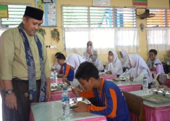 Tinjau Makan Bergizi Gratis, Bupati M. Syukur: Anak-Anak Semakin Semangat Sekolah