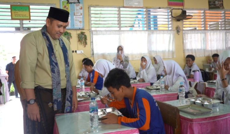 Tinjau Makan Bergizi Gratis, Bupati M. Syukur: Anak-Anak Semakin Semangat Sekolah