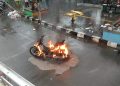 Motor Terbakar di Tugu Keris, Damkar Kota Jambi Padamkan Api dalam 10 Menit