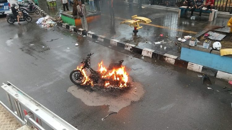 Motor Terbakar di Tugu Keris, Damkar Kota Jambi Padamkan Api dalam 10 Menit