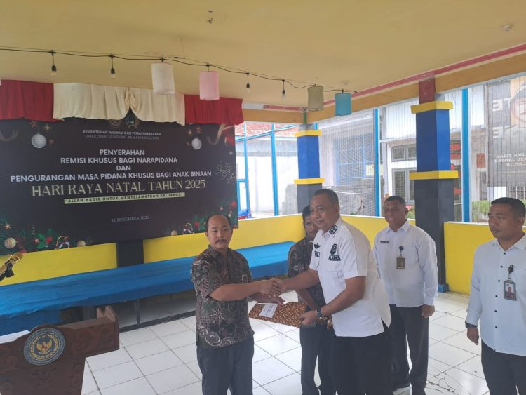 Lapas Sarolangun Serahkan Remisi Natal Kepada Enam WBP