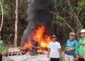 Warga dan Polisi Bakar Alat Untuk Aktivitas PETI di Bungo
