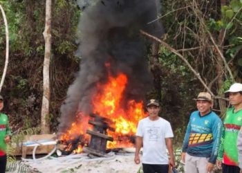 Warga dan Polisi Bakar Alat Untuk Aktivitas PETI di Bungo