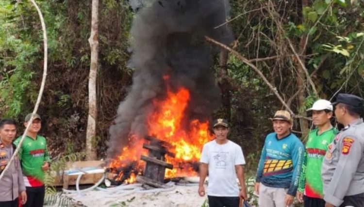 Warga dan Polisi Bakar Alat Untuk Aktivitas PETI di Bungo