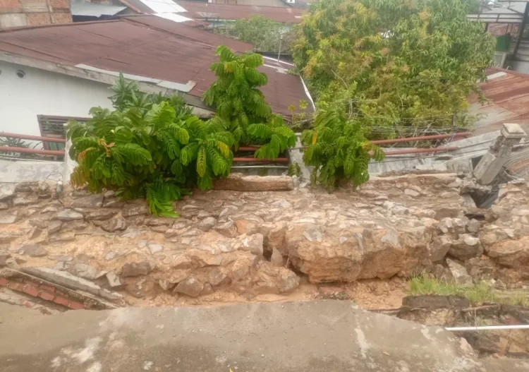 Warga Nilai RS Arafah Lalai, Korban Minta Pembersihan Puing Longsor Segera Dilakukan