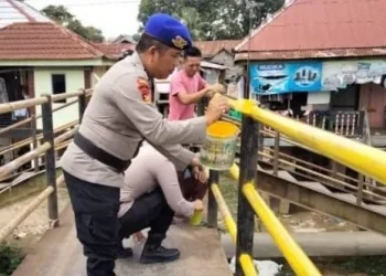 Ditpolairud Polda Jambi Perbaiki dan Cat Jembatan Pulau Pandan Bersama Masyarakat