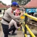 Ditpolairud Polda Jambi Perbaiki dan Cat Jembatan Pulau Pandan Bersama Masyarakat