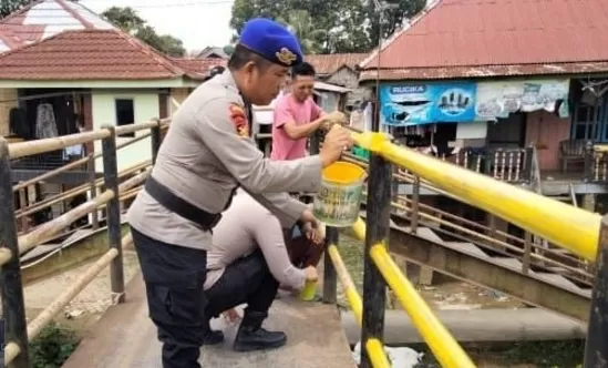 Ditpolairud Polda Jambi Perbaiki dan Cat Jembatan Pulau Pandan Bersama Masyarakat