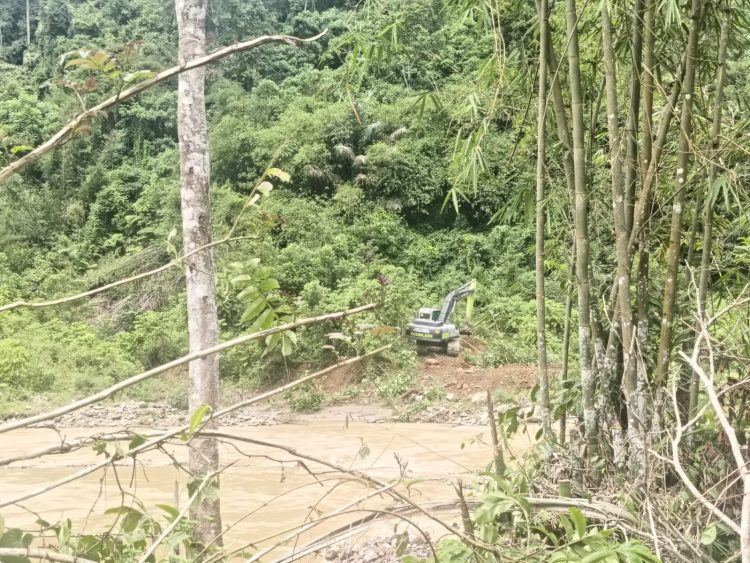 Excavator Zoomlion Disinyalir Milik Amin Ngaol, Merusak Aliran Sungai Batang Tabir Di Desa Telentam.
