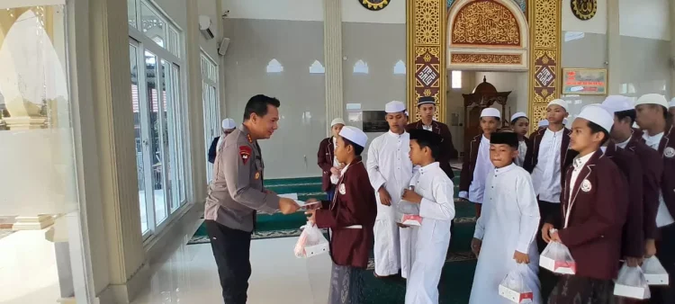Kapolresta Jambi Gelar Jumat Berkah Bersama Ponpes Hifzurahman di Masjid Baiturrahman