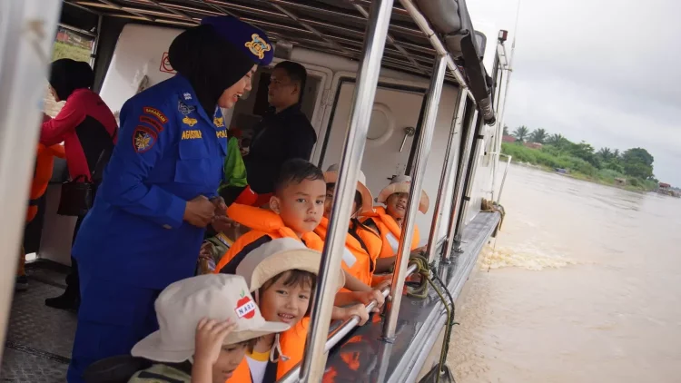Belajar Bahari, Anak TK Diajak Naik Kapal Patroli Ditpolairud Polda Jambi