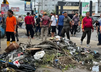 Drainase Tersumbat Picu Genangan di Simpang Mayang, Tim Gabungan Bersama-sama Bersihkan Saluran Air