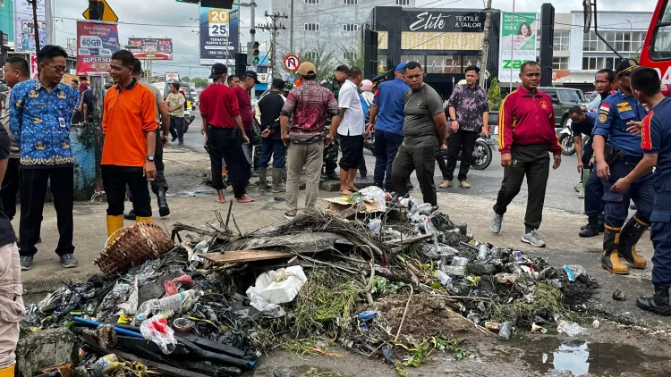 Drainase Tersumbat Picu Genangan di Simpang Mayang, Tim Gabungan Bersama-sama Bersihkan Saluran Air
