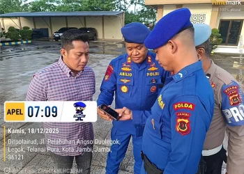 Pastikan Bersih dari Aplikasi Judol, Ditpolairud Polda Jambi Sidak Handphone Personel