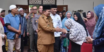 Wali Kota Maulana Salurkan Bantuan Kepada Pejuang Keagamaan