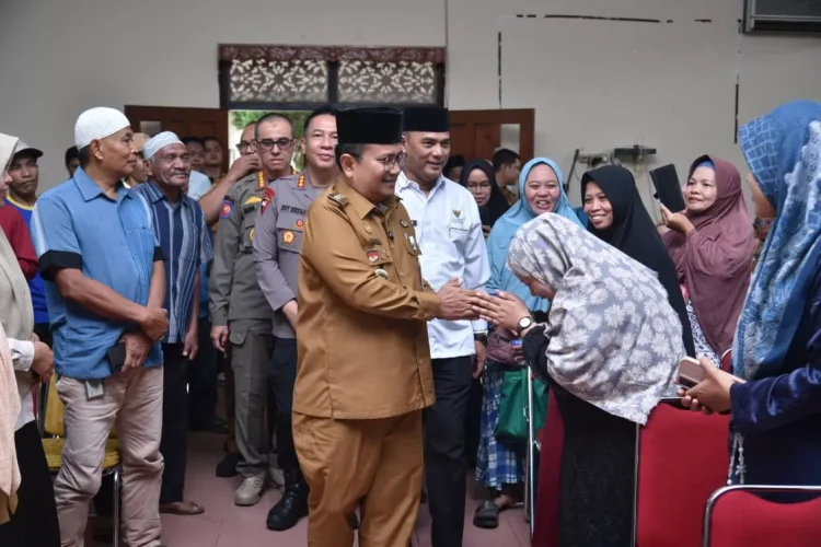 Wali Kota Maulana Salurkan Bantuan Kepada Pejuang Keagamaan