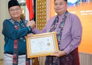 Ketua DPRD Kota Jambi Kemas Farid Alfarelly Menerima Penghargaan Sebagai Tokoh yang Peduli dan Berjasa kepada Lembaga Adat Melayu Tanah Pilih Pusako Batuah Kota Jambi