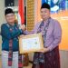 Ketua DPRD Kota Jambi Kemas Farid Alfarelly Menerima Penghargaan Sebagai Tokoh yang Peduli dan Berjasa kepada Lembaga Adat Melayu Tanah Pilih Pusako Batuah Kota Jambi