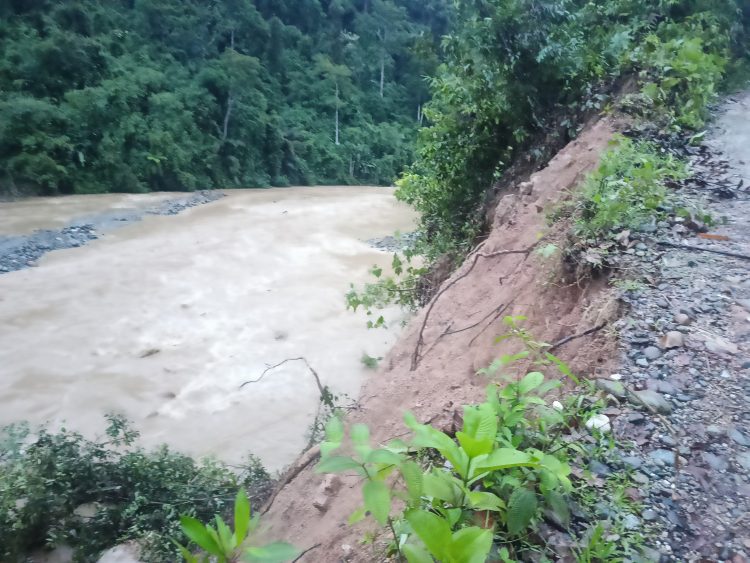 Akses Jalan Kabupaten Di Desa Telentam Runtuh, Sebelumnya Excavator Zoomlion Yang Beroperasi Ditempat, Milik Warga Ngaol.