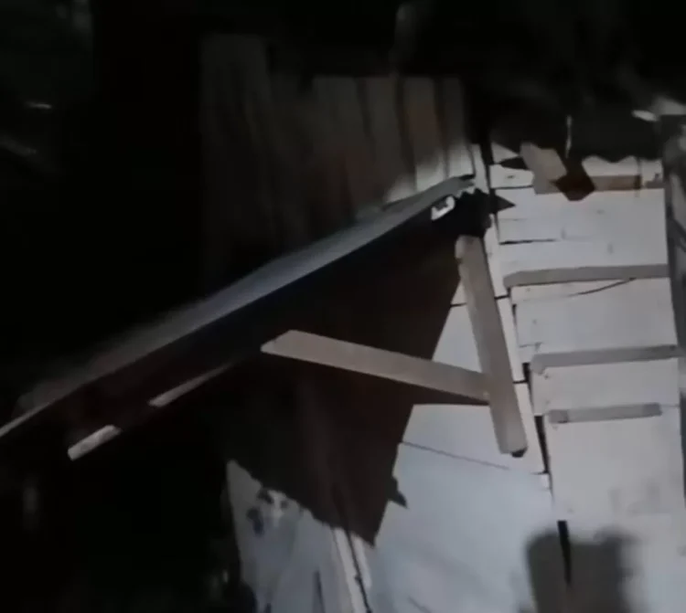 Tembok RS Arafah Ambruk, Dua Rumah Warga Rusak Tertimpa Material Longsor