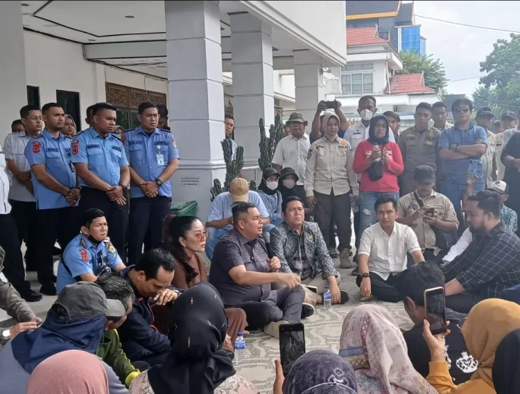 Masa Geruduk Gedung DPRD Kota Jambi, Desak Pembentukan Pansus Zona Merah