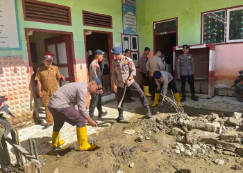 Pulihkan Aktivitas Sekolah, Satbrimob Polda Jambi Bersihkan Material dan Lumpur Pasca Banjir di Kerinci