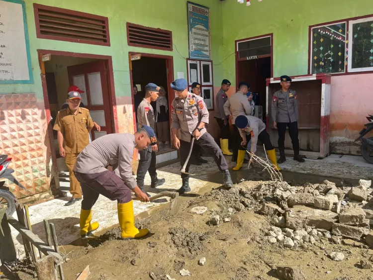 Pulihkan Aktivitas Sekolah, Satbrimob Polda Jambi Bersihkan Material dan Lumpur Pasca Banjir di Kerinci