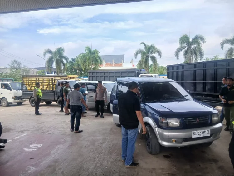 Polsek Kotabaru Tertibkan Dugaan Pelangsiran BBM Solar di SPBU Pall 7, Kendaraan Barcode Tanpa STNK Diamankan