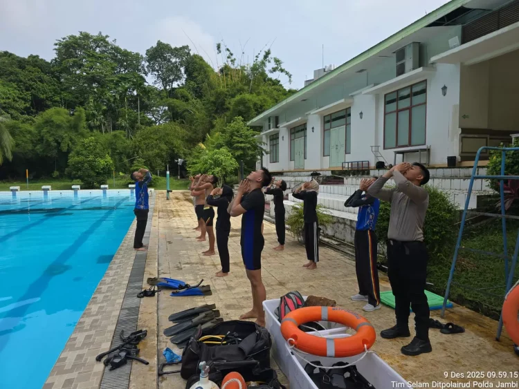 Ditpolairud Polda Jambi Latih Siswa SMK Taruna Nusantara Hadapi Basic Safety Training