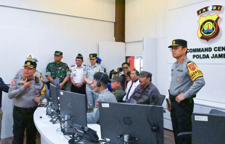 Pastikan Maksimal Tindak Lanjuti Laporan Masyarakat, Kapolda Pantau Pelayanan Call Center 110 Polri di SPKT Polda Jambi