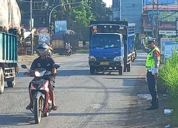 Ditlantas Polda Jambi Sterilisasi Bahu Jalan Jalur Arteri Paal 10 Jelang Puncak Nataru