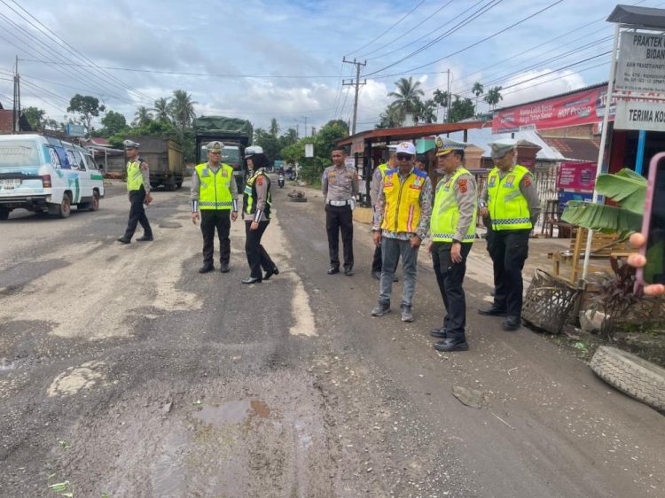 Bupati Anwar Sadat Kukuhkan dan Mutasi Sejumlah Pejabat di Lingkup Pemkab Tanjab Barat