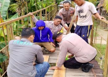 Polsek Muara Limun Bersama Polres Sarolangun Percepat Perbaikan Jembatan Akses Ekonomi Warga