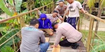 Polsek Muara Limun Bersama Polres Sarolangun Percepat Perbaikan Jembatan Akses Ekonomi Warga