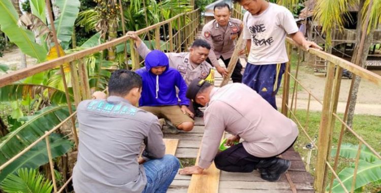 Polsek Muara Limun Bersama Polres Sarolangun Percepat Perbaikan Jembatan Akses Ekonomi Warga