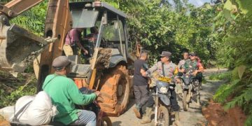 Respons Cepat Longsor, Polsek Limbur Lubuk Mengkuang Kerahkan Personel